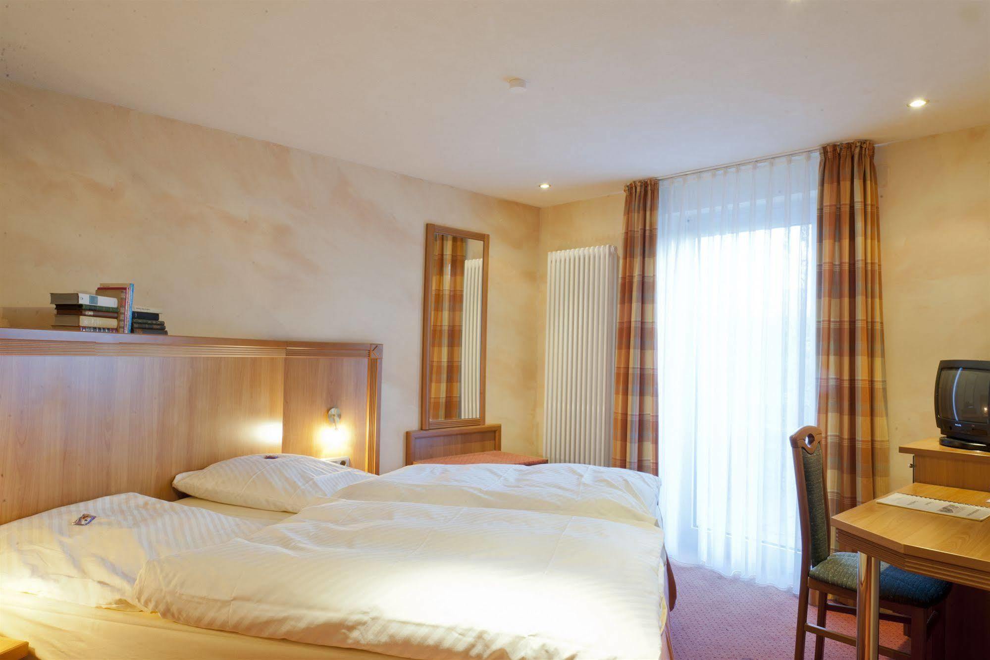 Hotel Gutshof Ziegelhuette Edenkoben Esterno foto