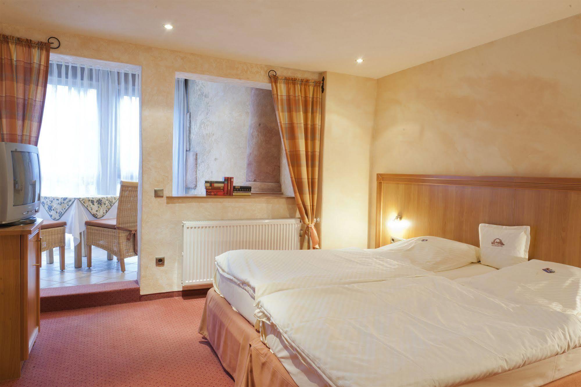 Hotel Gutshof Ziegelhuette Edenkoben Esterno foto