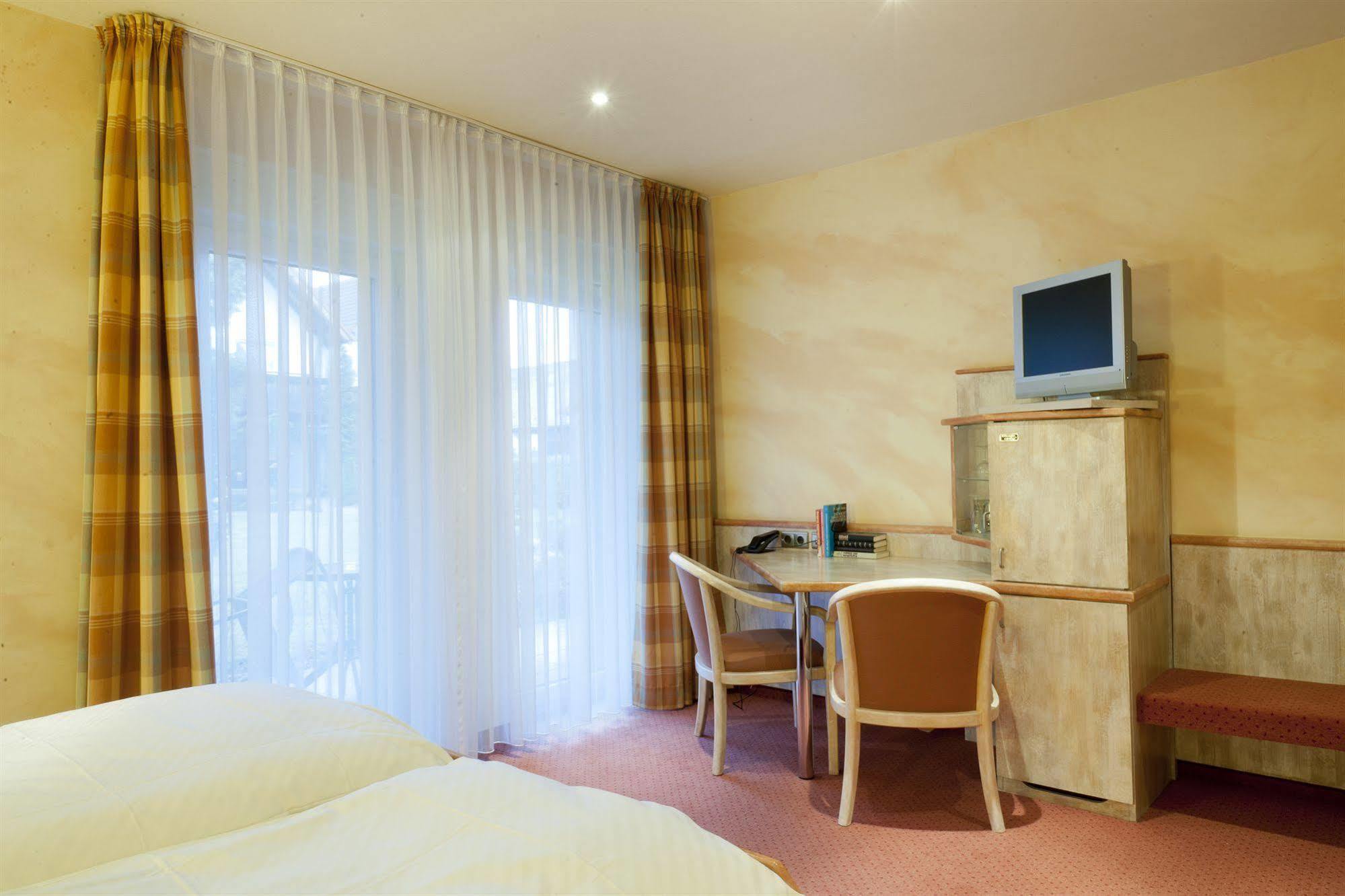 Hotel Gutshof Ziegelhuette Edenkoben Esterno foto