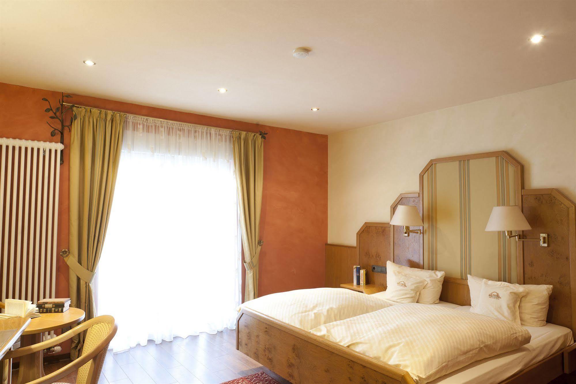 Hotel Gutshof Ziegelhuette Edenkoben Esterno foto