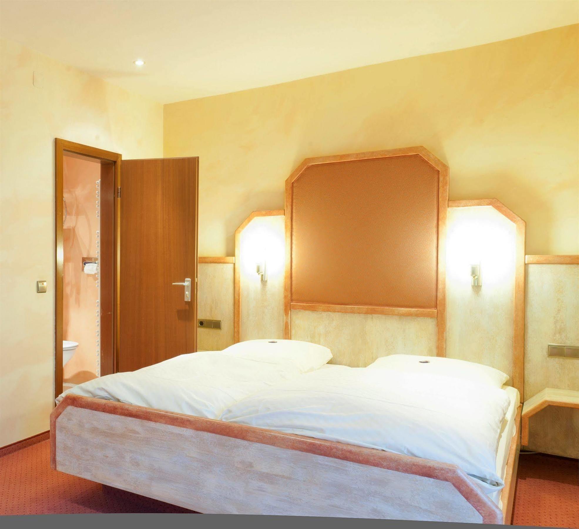 Hotel Gutshof Ziegelhuette Edenkoben Esterno foto